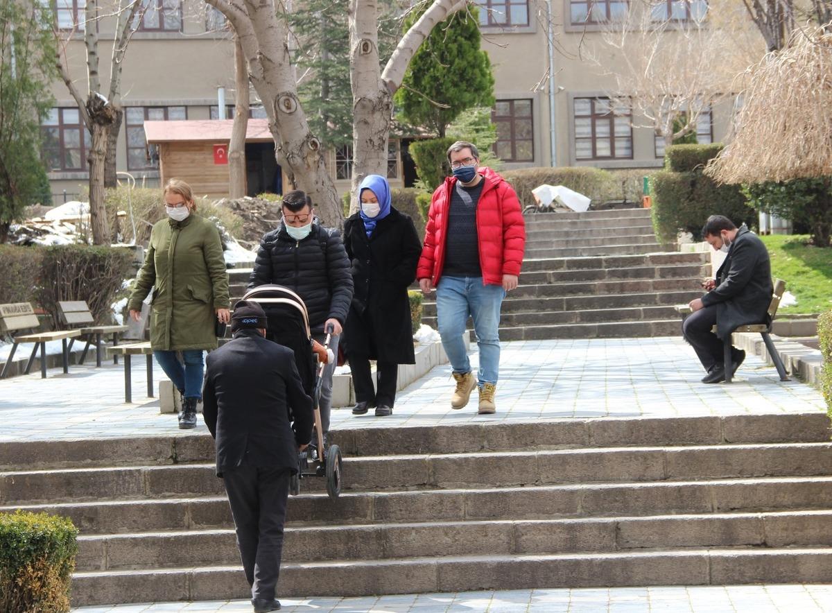 Kar yağışı sonrası g&uuml;neşli havayı g&ouml;ren kendini sokağa attı