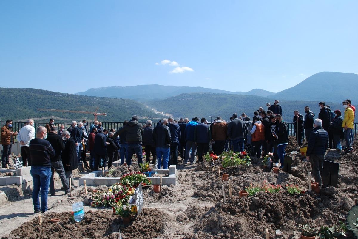 5 aylık hamileyken &ouml;ld&uuml;r&uuml;len Sezen defnedildi