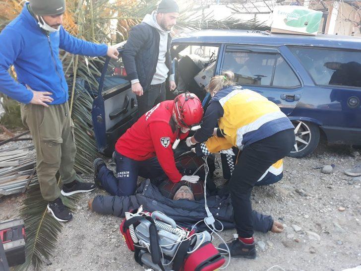 Direksiyon hakimiyetini kaybeden sürücü palmiye ağacına çarptı G3