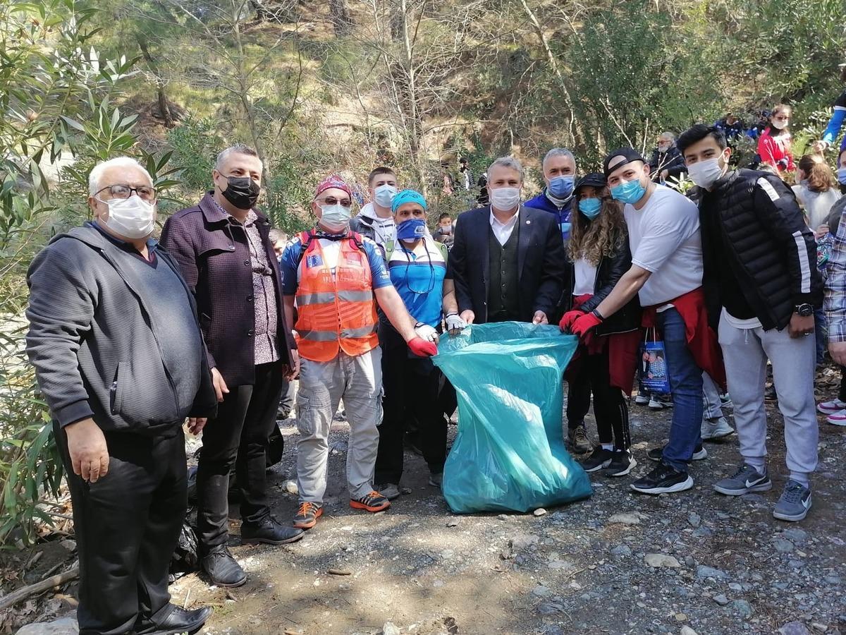 Yunusemreli doğaseverler &ccedil;evre temizliği i&ccedil;in toplandı