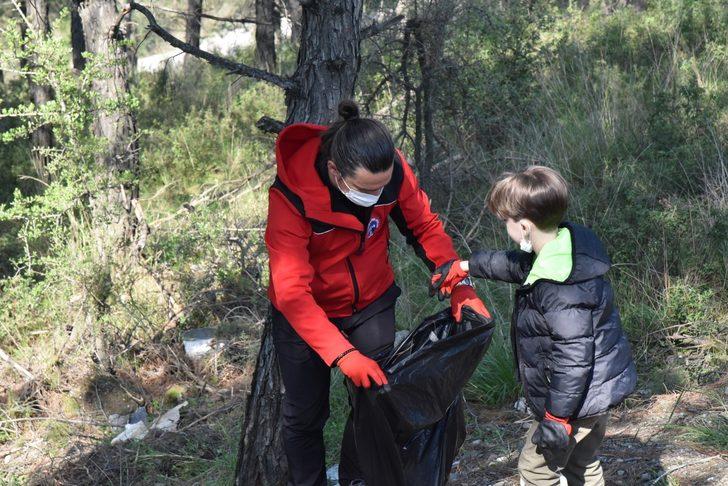 Yunusemreli doğaseverler çevre temizliği için toplandı G5