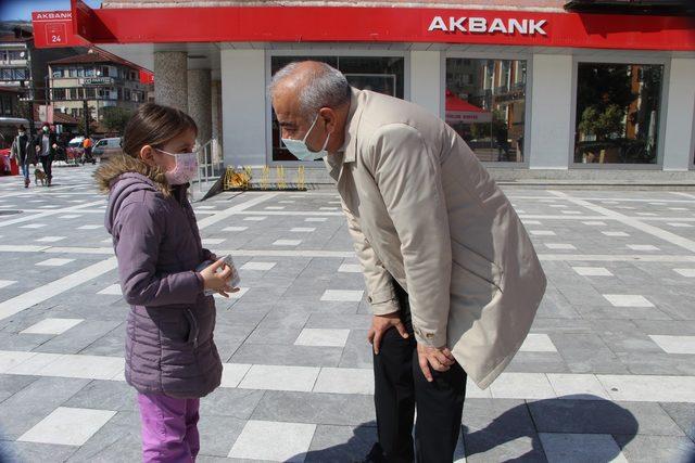 Devrek Belediye Başkanı Bozkurt kandil simidi dağıttı