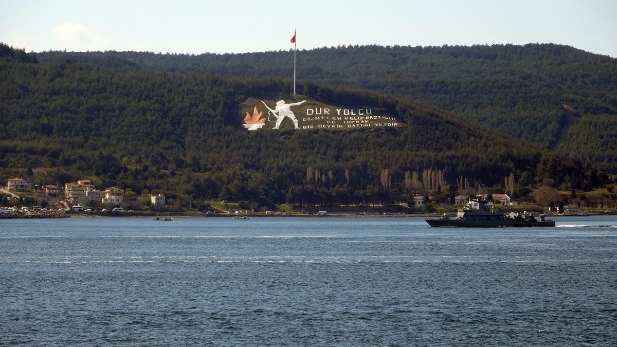 Yunan savaş gemisi, &Ccedil;anakkale Boğazı&rsquo;ndan ge&ccedil;ti