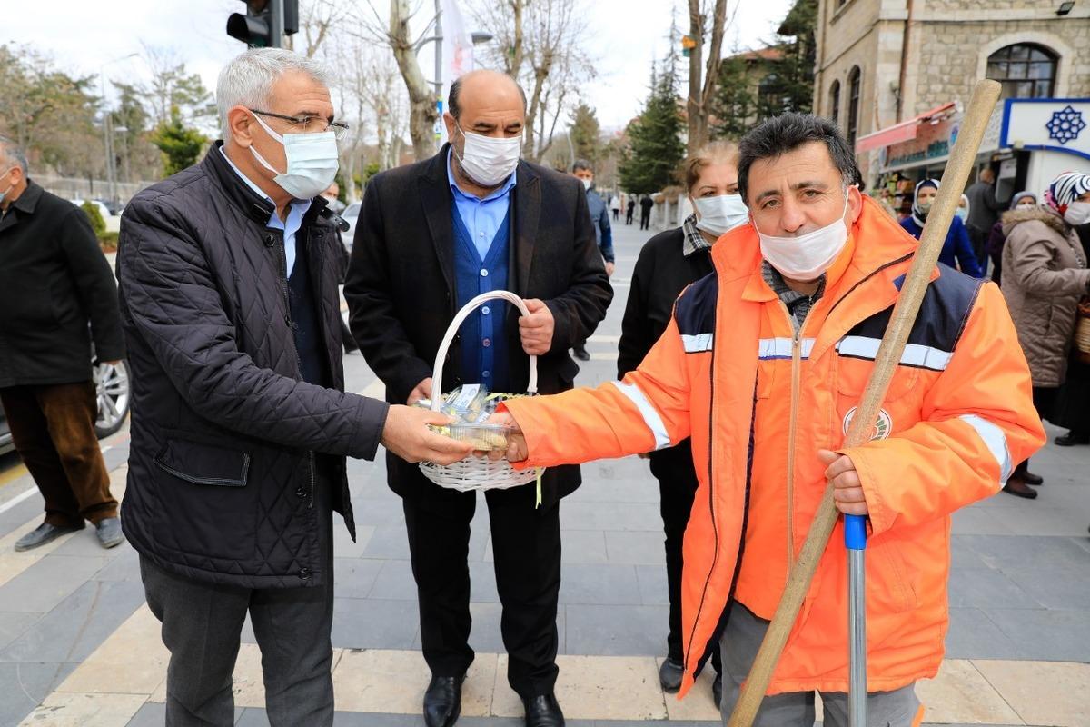 Başkan G&uuml;der&rsquo;den vatandaşa kandil simidi