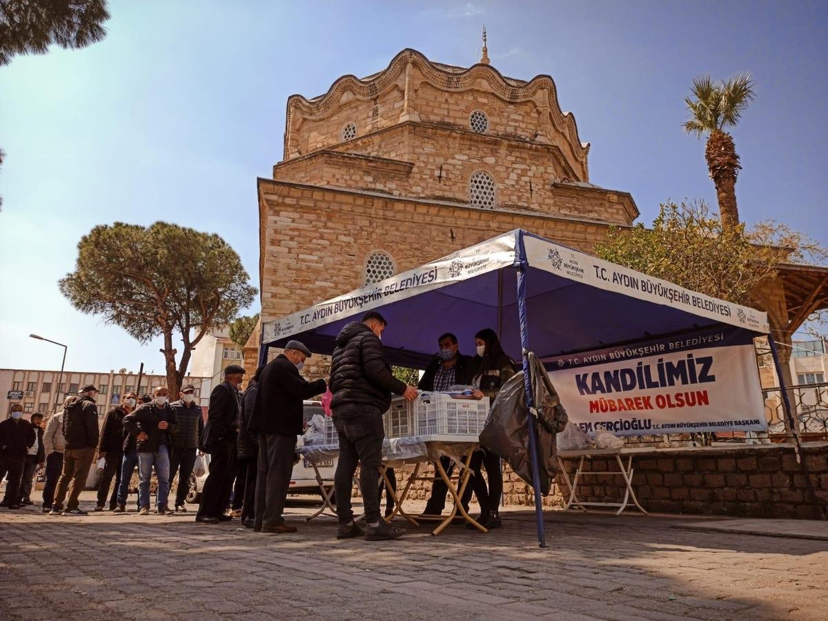 Aydın B&uuml;y&uuml;kşehir Belediyesi Berat Kandili&rsquo;nde vatandaşlara helva dağıttı