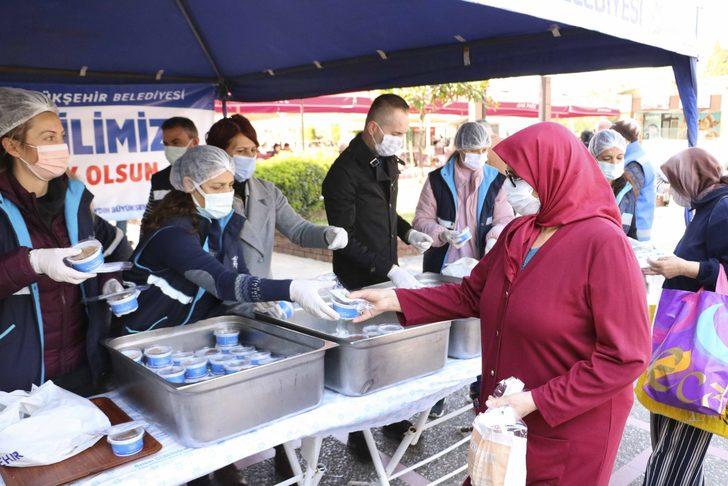 Aydın Büyükşehir Belediyesi Berat Kandili’nde vatandaşlara helva dağıttı G3