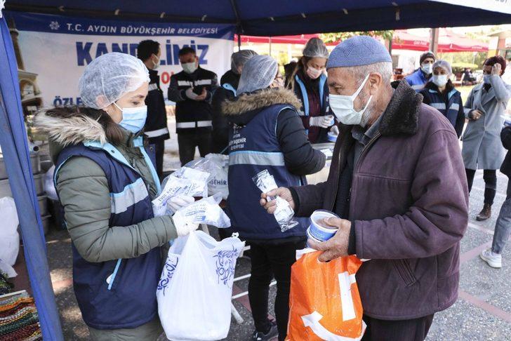 Aydın Büyükşehir Belediyesi Berat Kandili’nde vatandaşlara helva dağıttı G4
