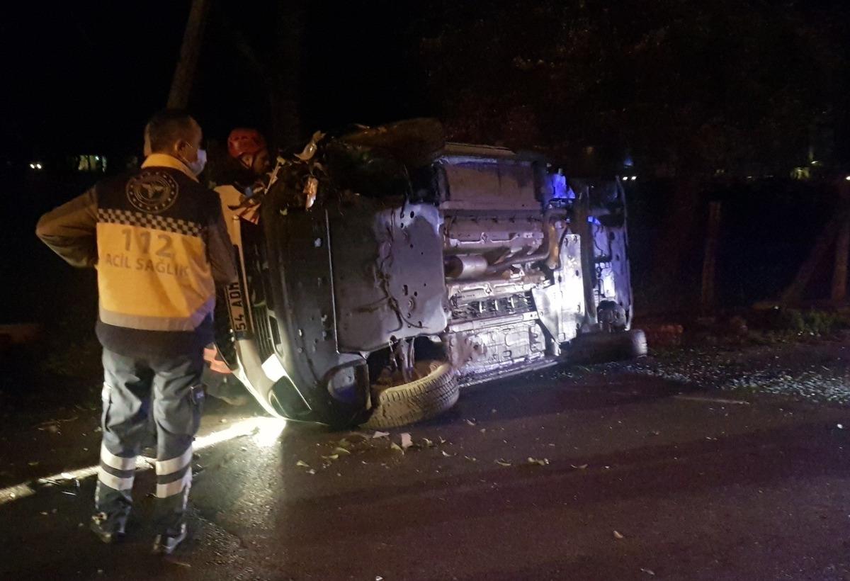 Alkoll&uuml; s&uuml;r&uuml;c&uuml;n&uuml;n ağaca &ccedil;arptığı ara&ccedil; yan yattı: 1 yaralı