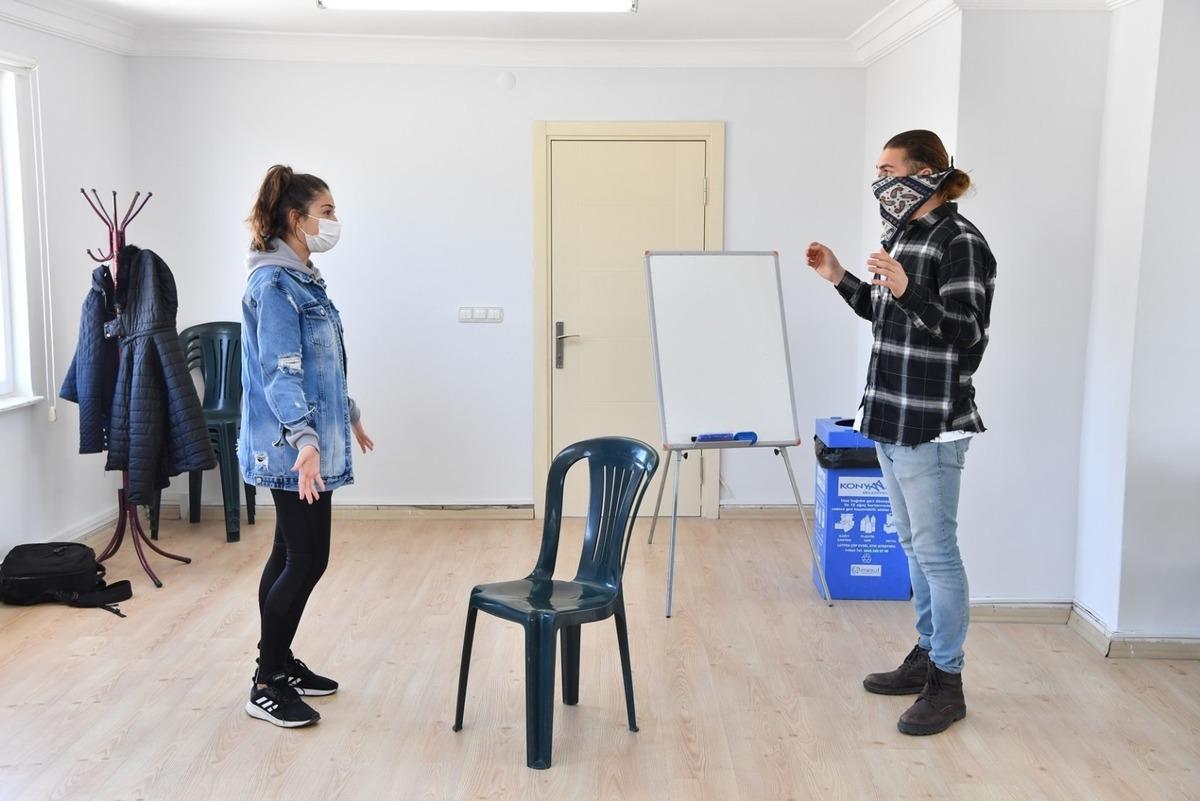 Konyaaltı Belediyesi&rsquo;nden &uuml;cretsiz tiyatro eğitimi