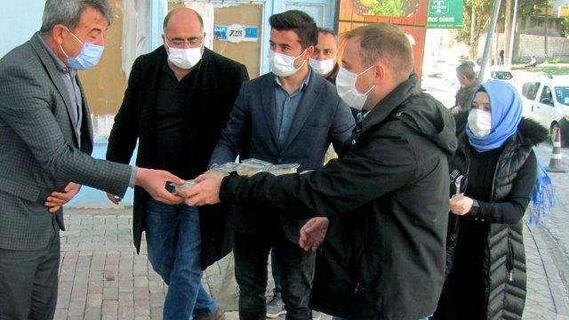 Kaymakam Mutlu irmik helvası dağıttı