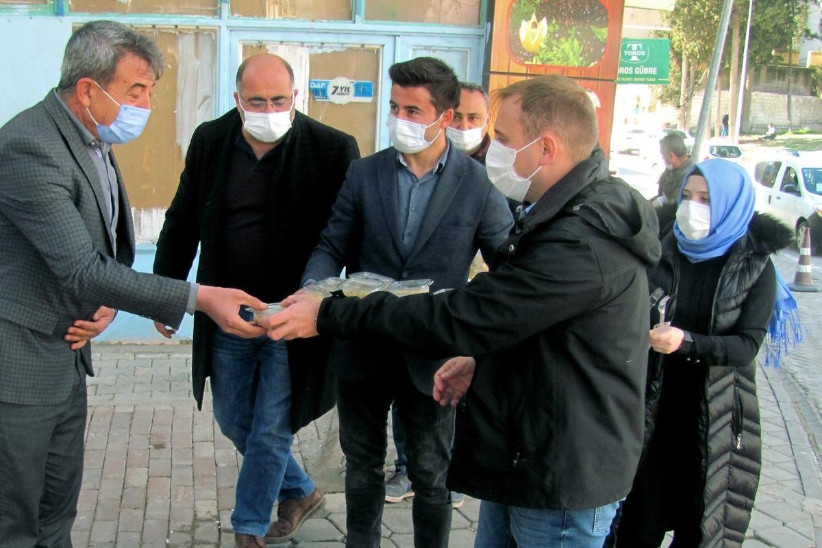 Kaymakam Mutlu irmik helvası dağıttı