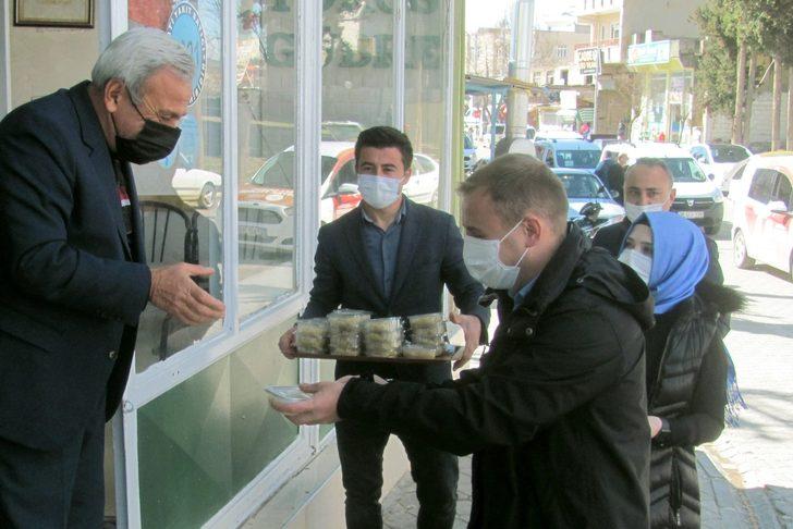 Kaymakam Mutlu irmik helvası dağıttı G2