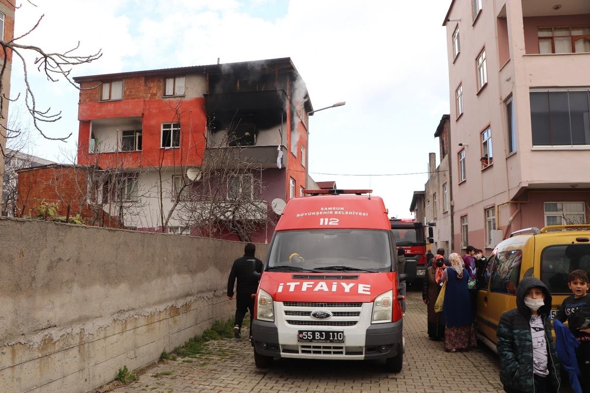 Benzinle sobayı yakmak istedi, evi k&uuml;le d&ouml;nd&uuml;: 2 yaralı