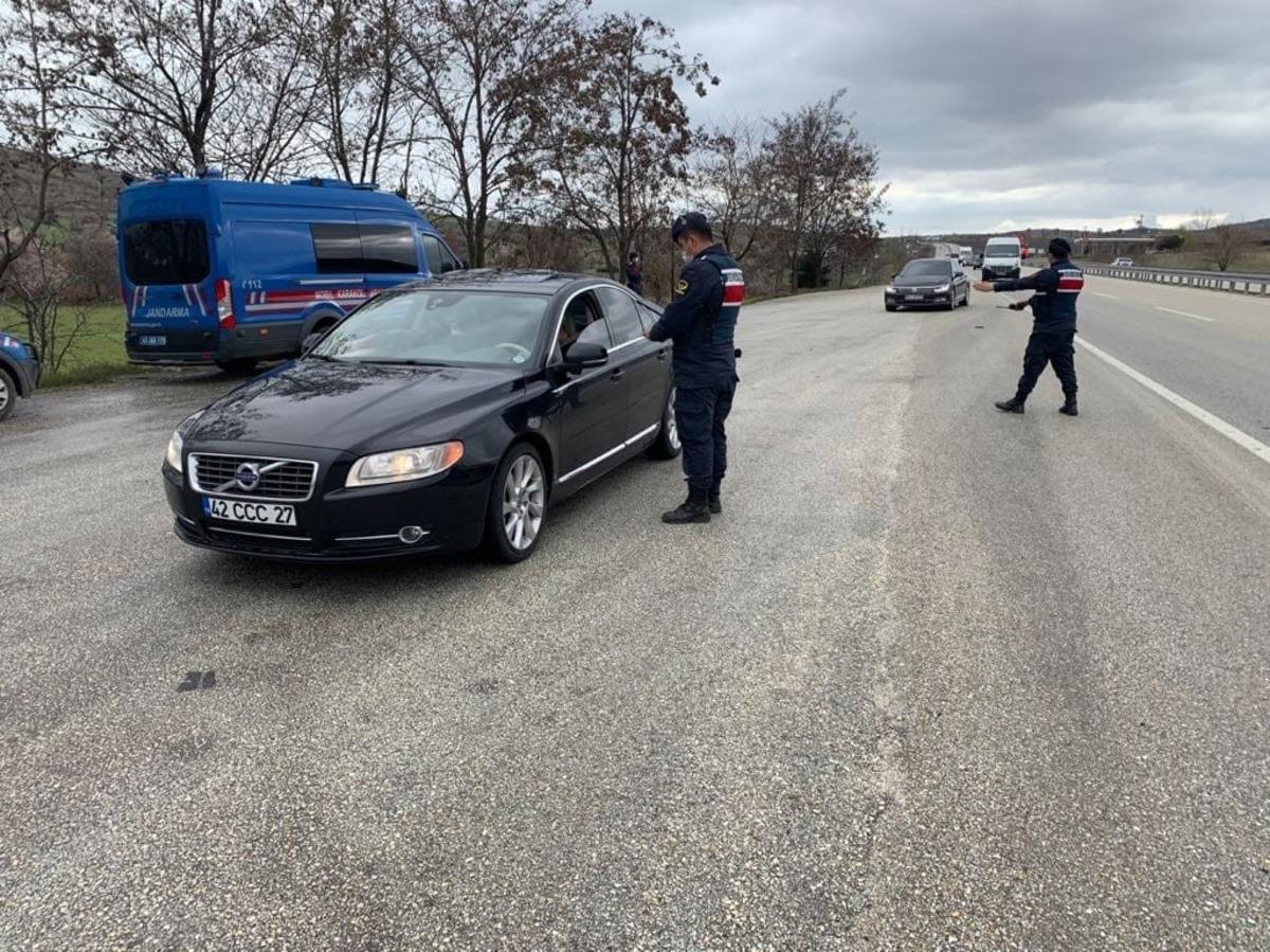 Kula jandarma ekipleri İzmir-Ankara karayolunda kuş u&ccedil;urtmuyor