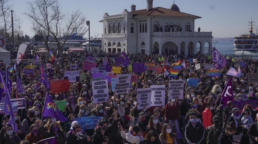 İstanbul S&ouml;zleşmesi'nden ayrılma protestoları ikinci haftasında: 'Sezen &Uuml;nl&uuml; yaşıyor olacaktı'