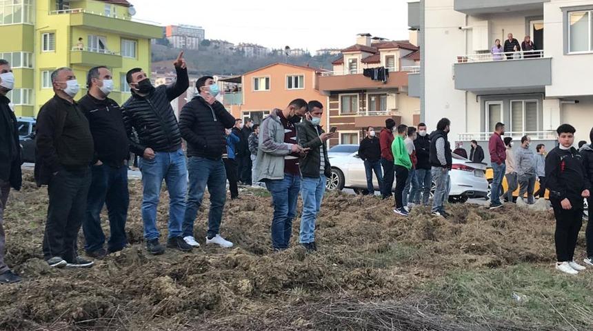 İzmit'te yangın paniği! Ekipleri izlerken sosyal mesafeyi unuttular