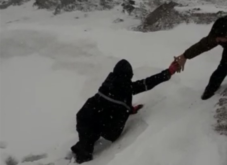 Kars’ta donmak üzere olan bisikletli özel idare ekipleri tarafından kurtarıldı
