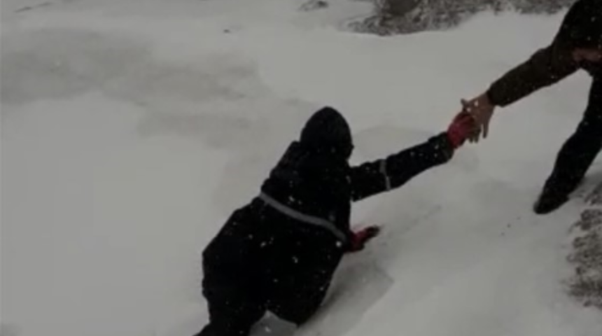 Kars’ta donmak üzere olan bisikletli özel idare ekipleri tarafından kurtarıldı