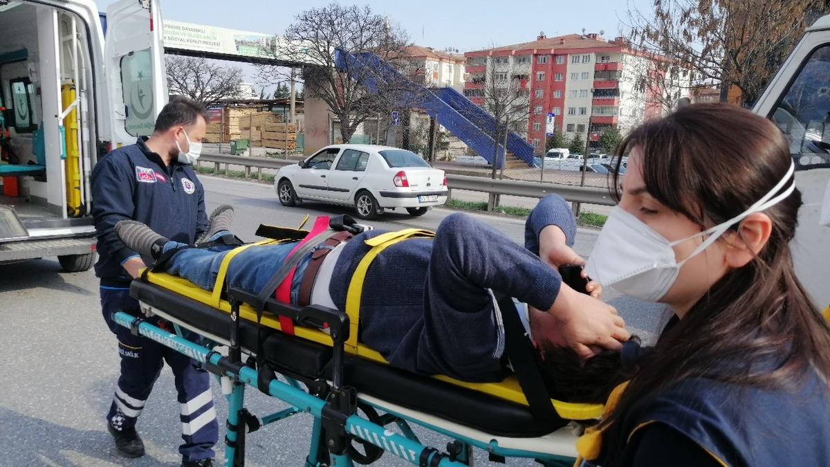 Başka bir aracın sıkıştırdığı otomobil bariyere &ccedil;arptı: 1 yaralı