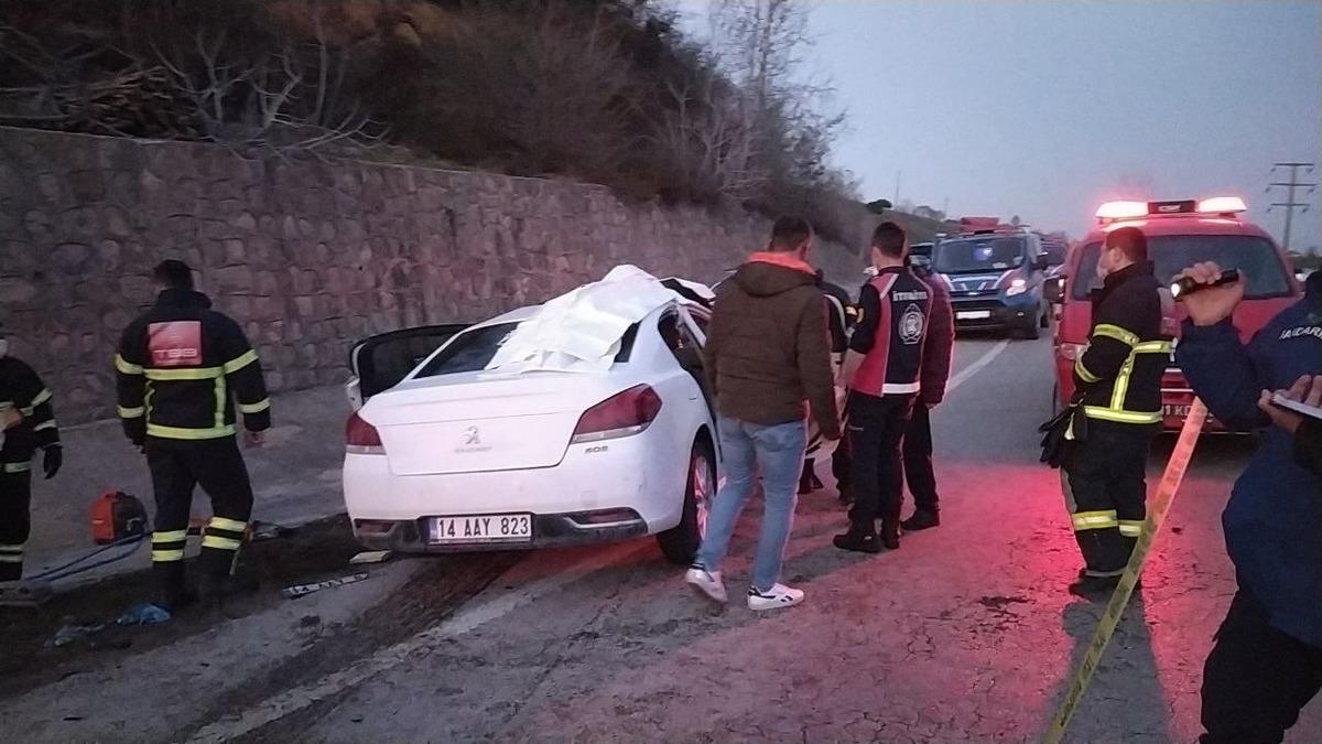 Otob&uuml;sle otomobil &ccedil;arpıştı: 3 &ouml;l&uuml;, 11 yaralı