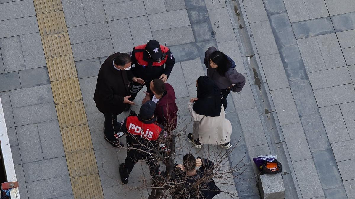 Kimlik soran polislerle tartıştılar, vatandaşlar film gibi izledi