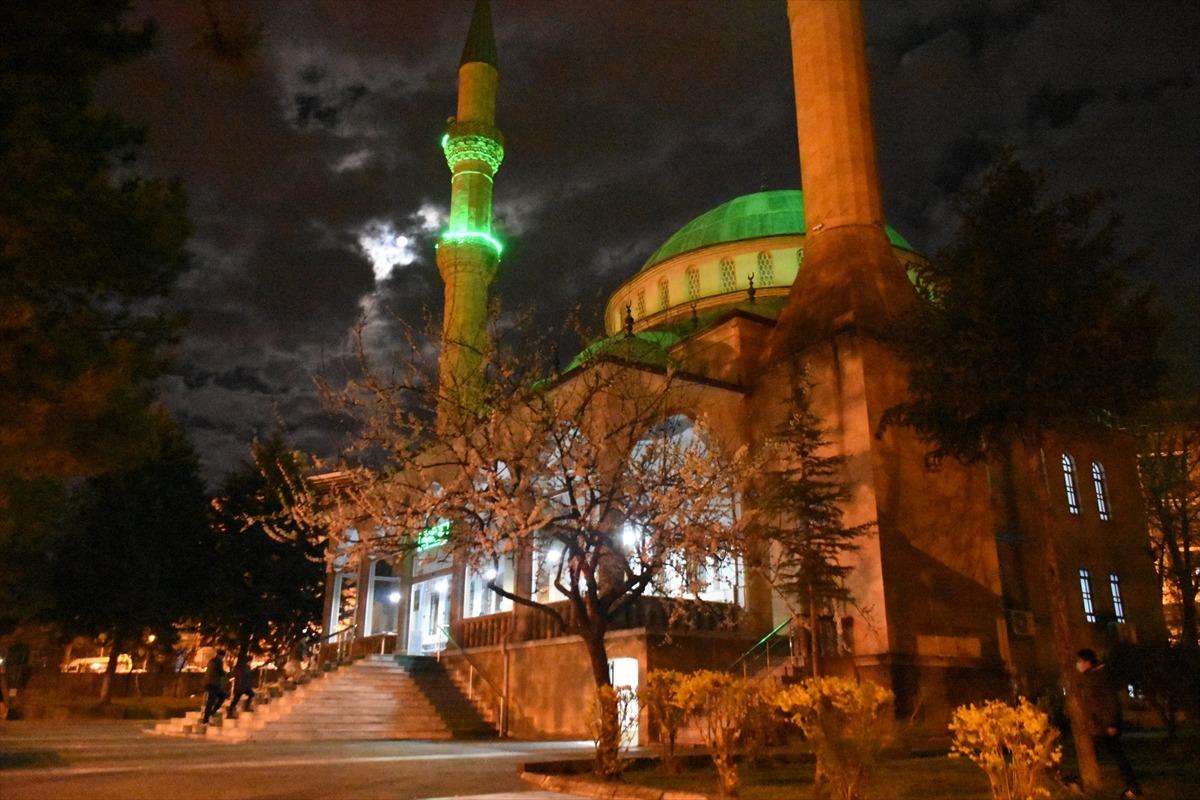 Gaziantep, Şanlıurfa, Malatya, Kahramanmaraş, Adıyaman ve Kilis'te Berat Kandili dualarla idrak edildi