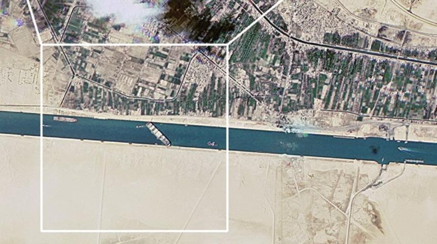 Süveyş Kanalı'nda oluşan çekilme karaya saplanan yük gemisini kurtarma çalışmalarını aksattı