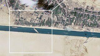 Süveyş Kanalı'nda oluşan çekilme karaya saplanan yük gemisini kurtarma çalışmalarını aksattı