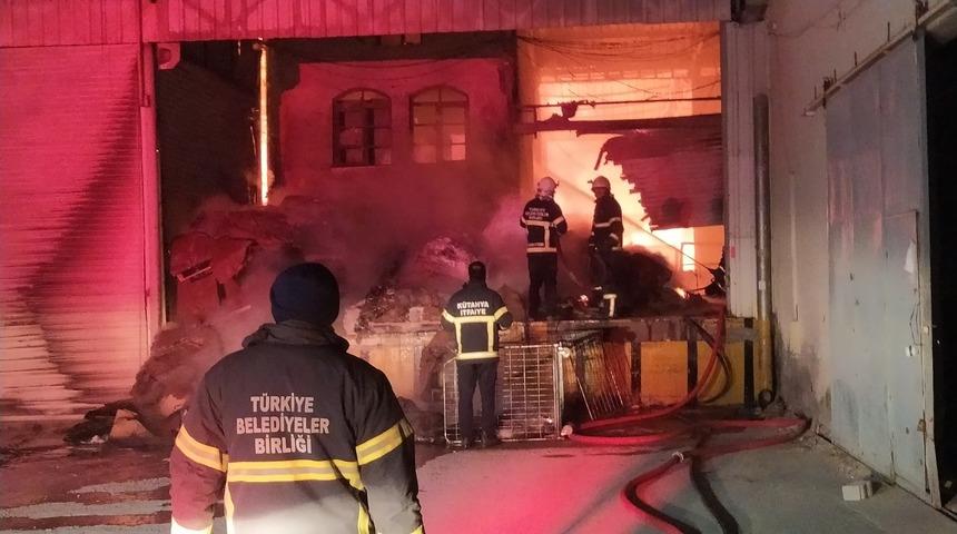 K&uuml;tahya&rsquo;da depo yangını