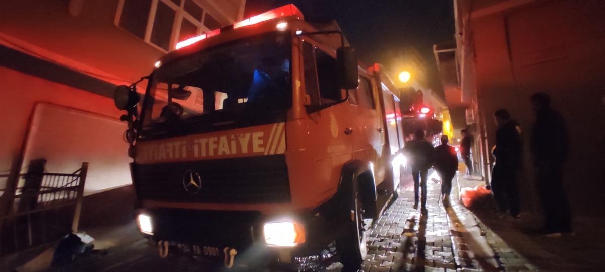 Gecekonduda &ccedil;ıkan yangın geceyi aydınlattı