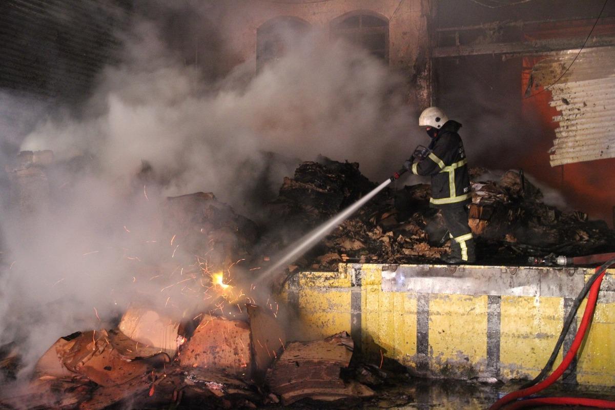 K&uuml;tahya&rsquo;daki ambalaj deposunda &ccedil;ıkan yangın 3 saatte s&ouml;nd&uuml;r&uuml;ld&uuml;