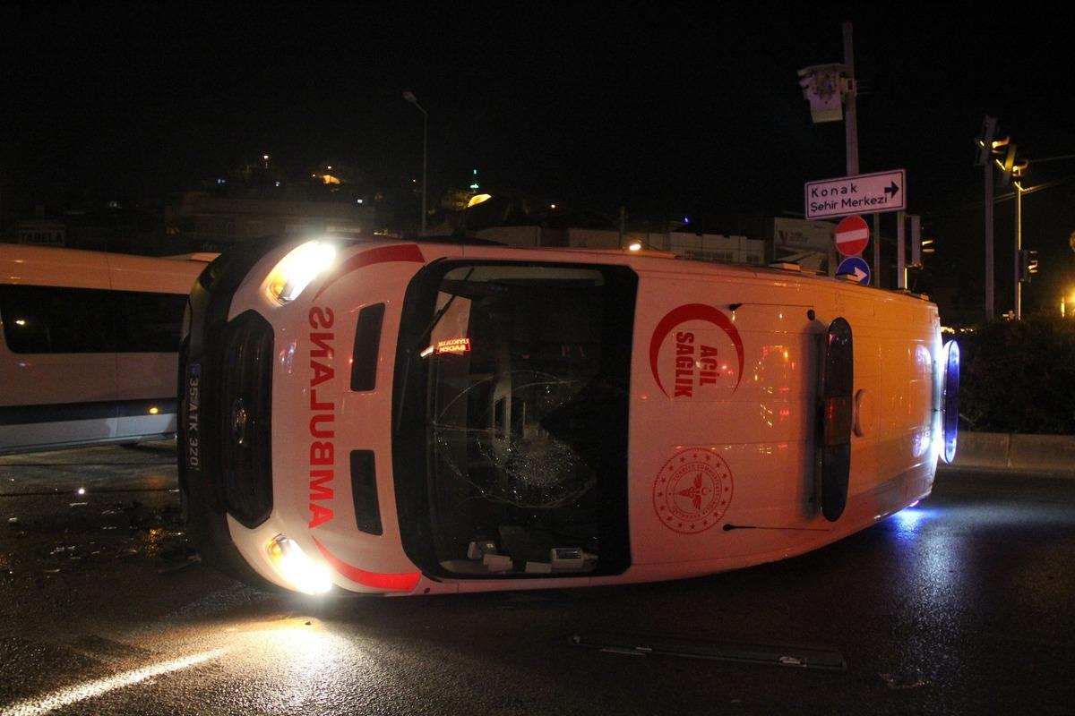 Kavşakta meydana gelen kazada ambulans yan yattı: 1 yaralı