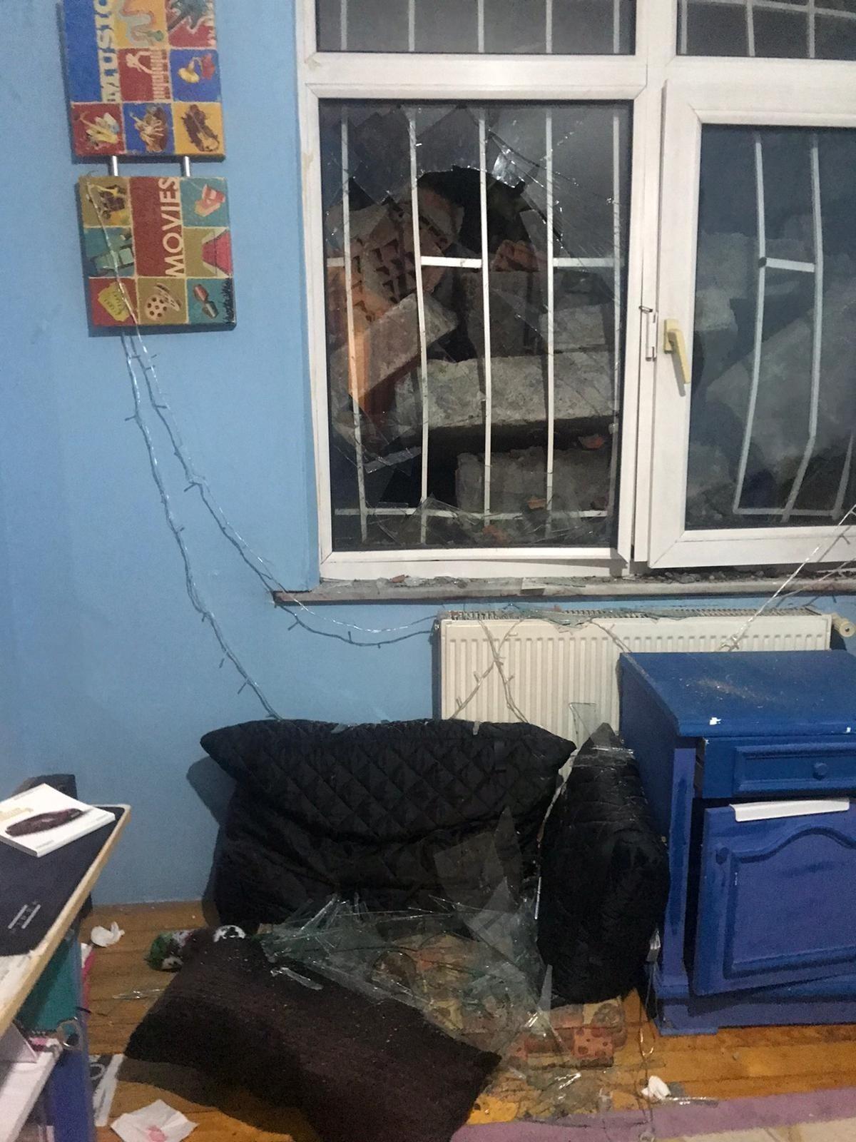 İki bina arasındaki istinat duvarı &ccedil;&ouml;kt&uuml;, deprem gibi hissedildi