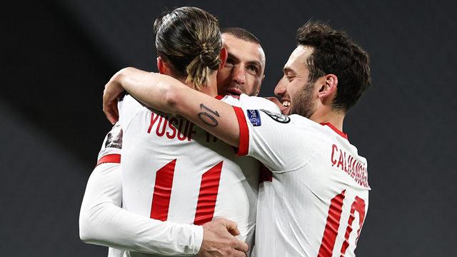 Hakan Çalhanoğlu'na canlı yayında sarı-kırmızı kalpler