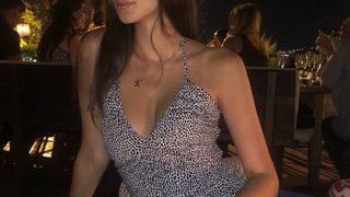 Defne Samyeli'nin kızı Deren Talu dekoltesiyle olay oldu