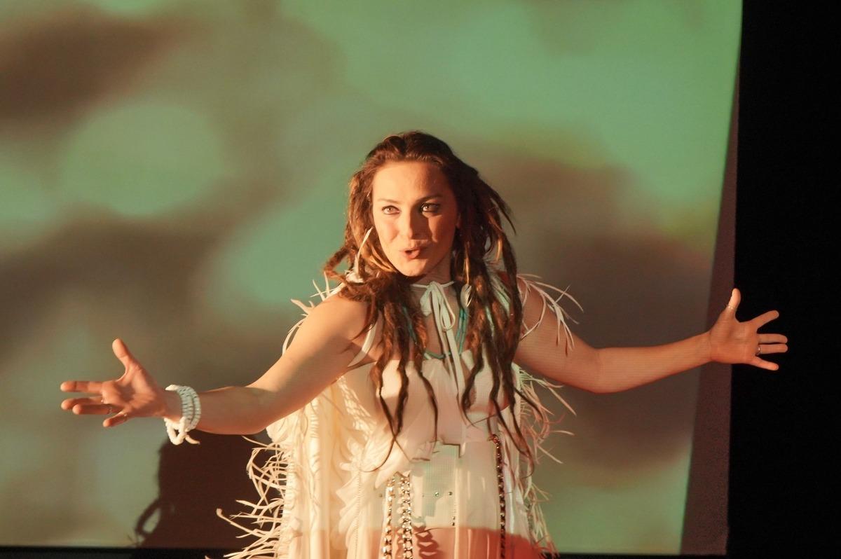 Ay&ccedil;a Bing&ouml;l &ldquo;Ben Anadolu&rdquo; ile b&uuml;y&uuml;ledi