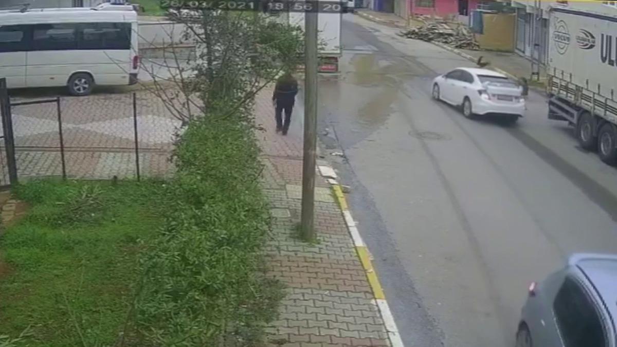 Sultanbeyli&rsquo;de 5 yaşındaki &ccedil;ocuğa &ccedil;arpan s&uuml;r&uuml;c&uuml; ka&ccedil;tı