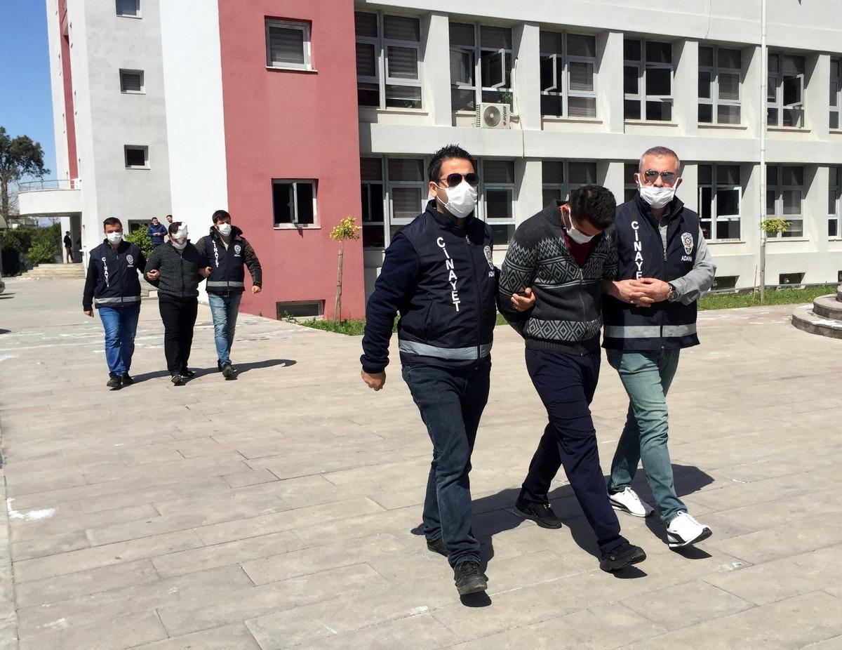 Boğazı kesilerek &ouml;ld&uuml;r&uuml;len s&uuml;r&uuml;c&uuml;n&uuml;n katilleri 20 dakikada yakalandı