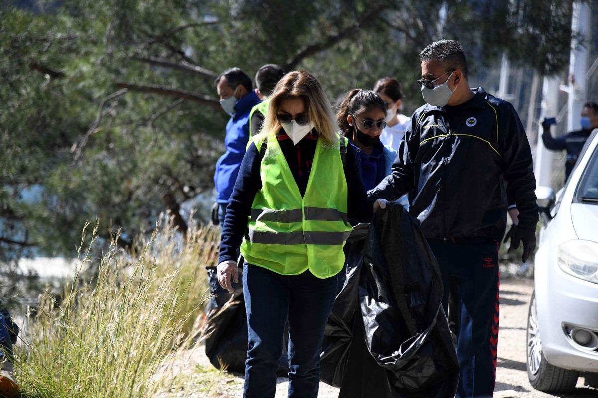 Belediye Başkanı Alim Karaca Da Katıldı; Yarımada&rsquo;da Temizlik &Ccedil;alışması Yapıldı