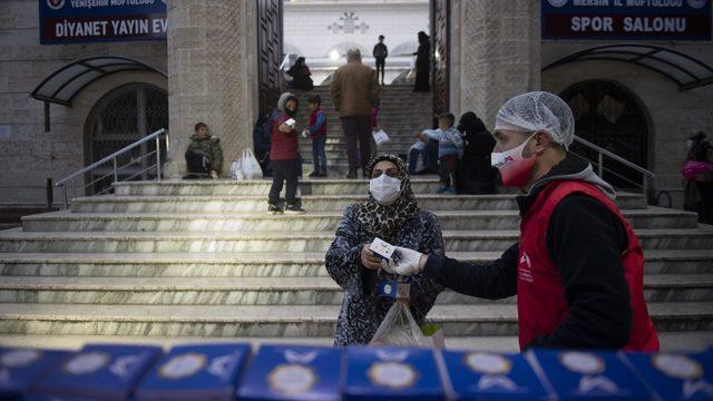 Mersin’de 30 bin kandil simidi dağıtıldı