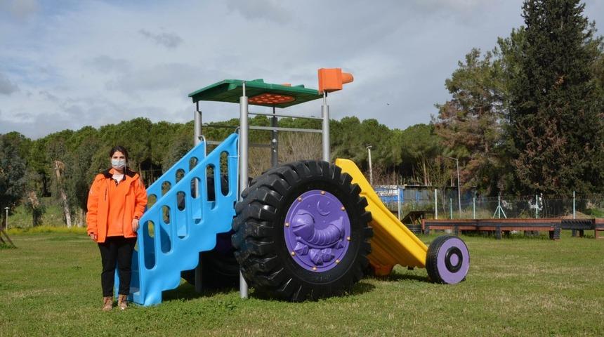 Hurda malzemelerden çocuklar için traktör kaydırak yapıldı