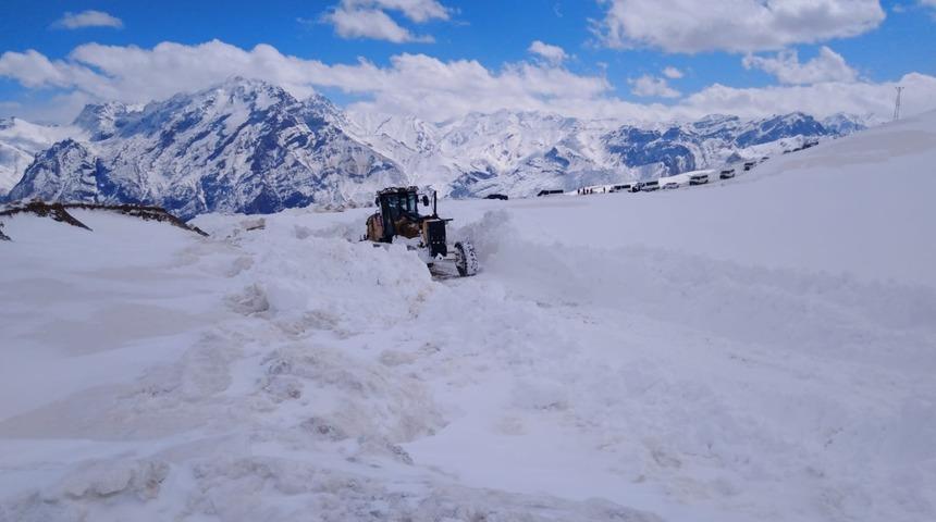 Hakkari&rsquo;de 36 yerleşim yolu ulaşıma a&ccedil;ıldı