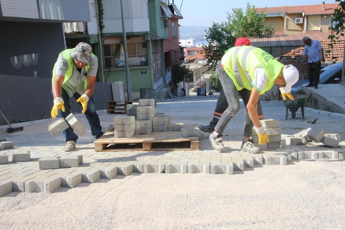 Bayraklı&rsquo;da 24 mahalleye 43 bin metrekare kilit parke
