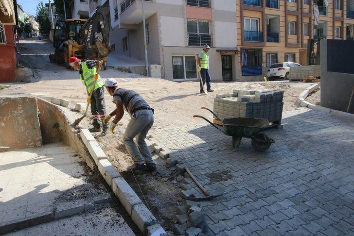 Bayraklı’da 24 mahalleye 43 bin metrekare kilit parke G2