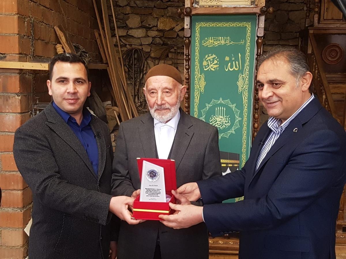 G&uuml;r&uuml;n Belediyesi, yaptığı &ccedil;alışmalarla takdir toplayan Ali &Ouml;nder&rsquo;e plaket verdi