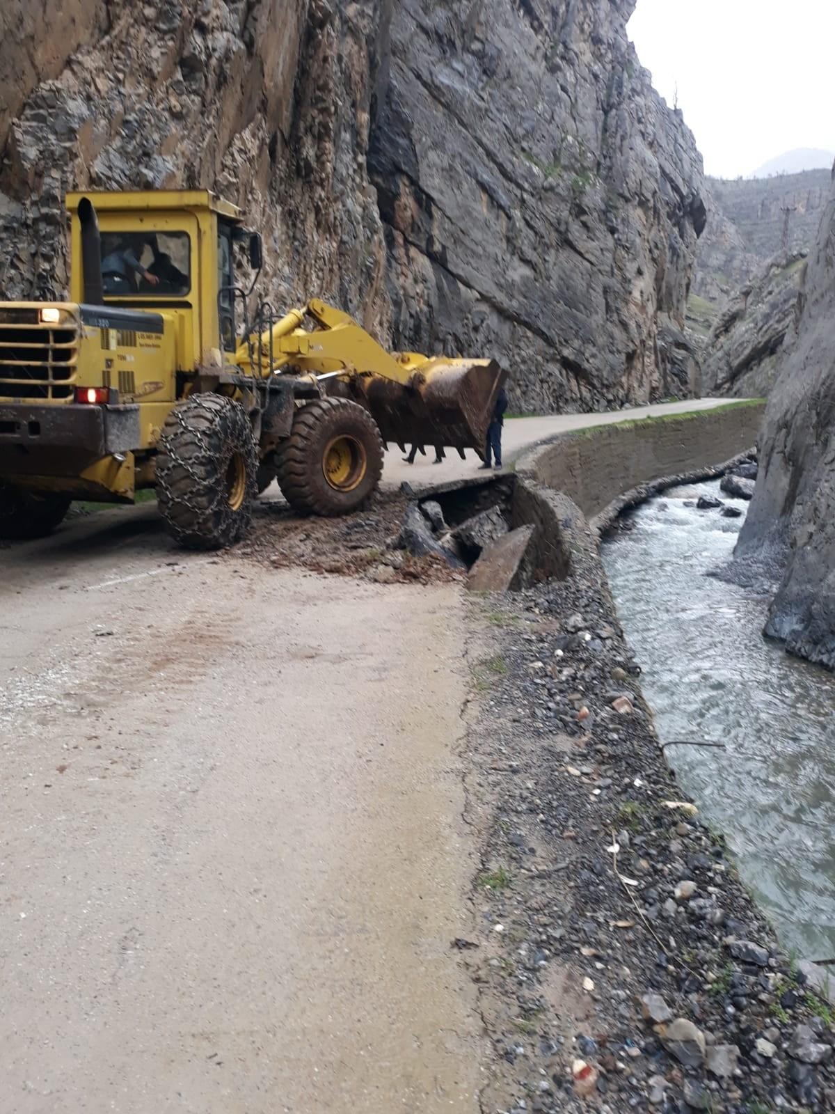 Uludere&rsquo;de sel nedeni ile bozulan yollar onarılıyor