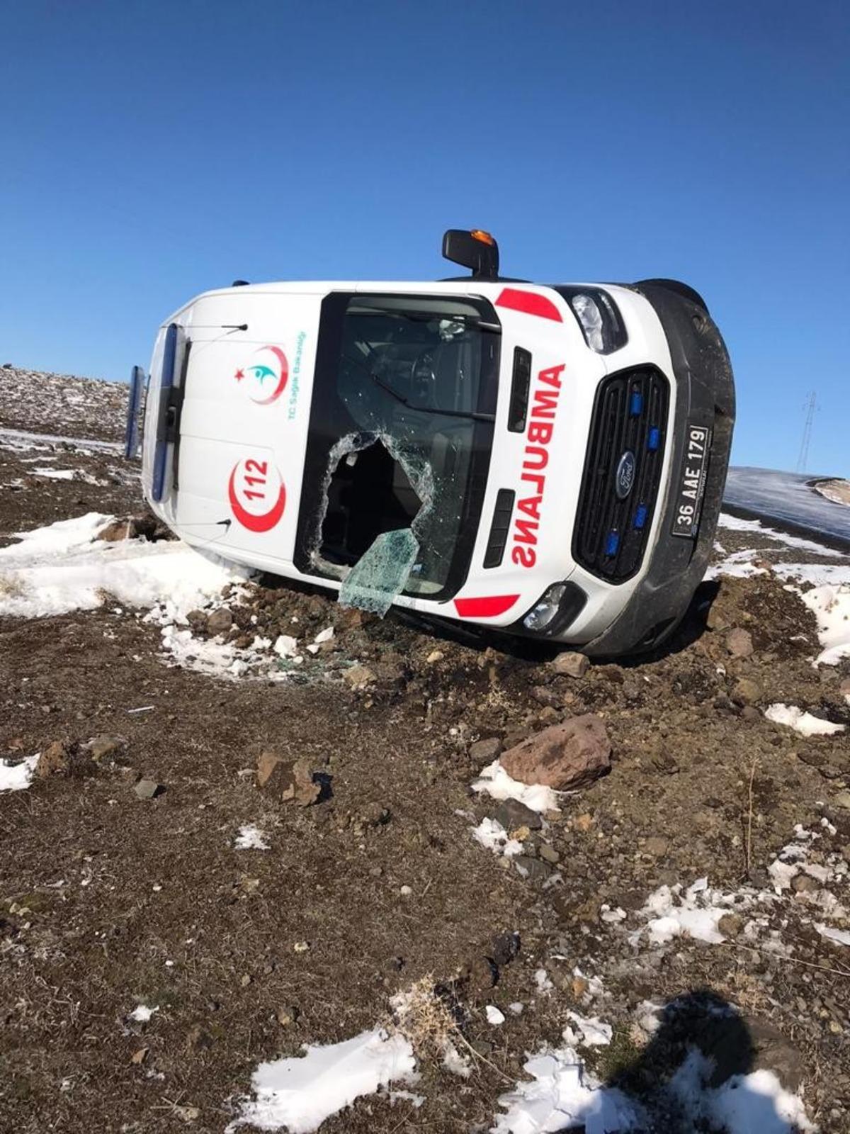 Kars&rsquo;ta ambulans takla attı: 3 yaralı