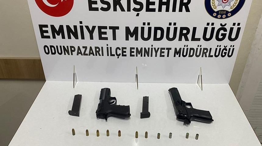 Suç makinasının aracından 2 tane tabanca ele geçirildi