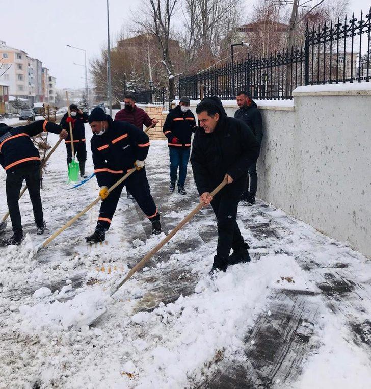 Başkan Demir, karla mücadele ekiplerinin yoğun mesaisine eşlik etti G2
