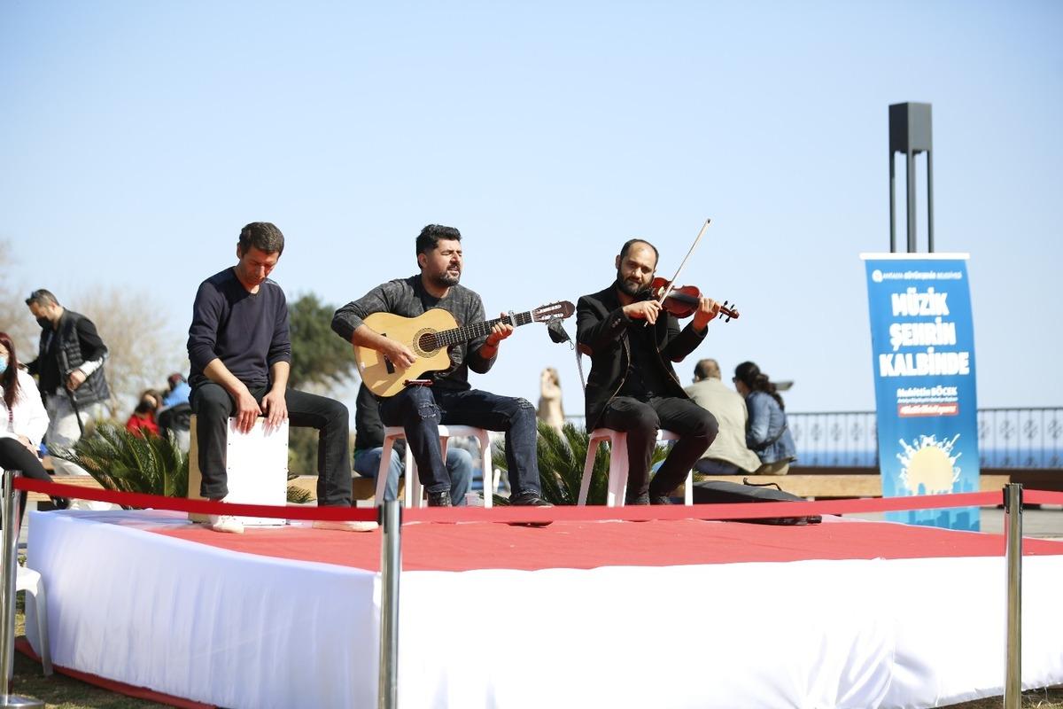 Canlı m&uuml;zik performansı &lsquo;M&uuml;zik Şehrin Kalbinde&rsquo; moral veriyor